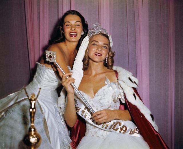Miss America of 1952, Colleen Kay Hutchins, is crowned by Yolande Betbeze, Miss America 1951.