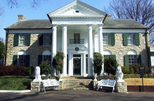 Graceland, the home of Elvis Presley. Photo by Joseph Novak – Flickr CC BY 2.0