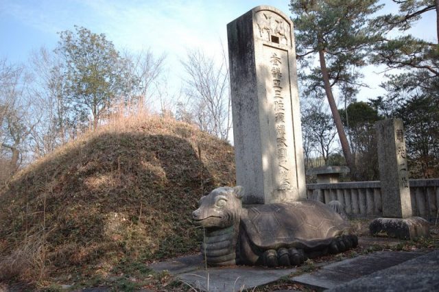 Grave of Ikeda Terumasa Photo by Reggaeman CC BY SA 3.0