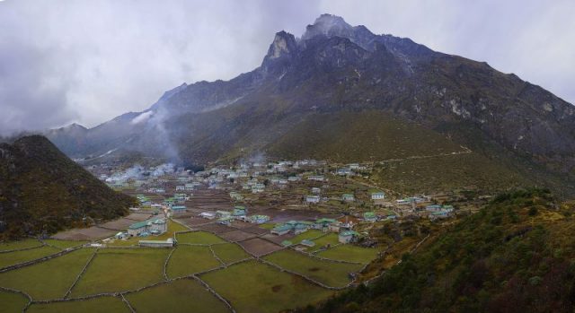 Khumjung village and Mount Khumbila. Photo by Jorge Díaz Bes -CC BY-SA 3.0
