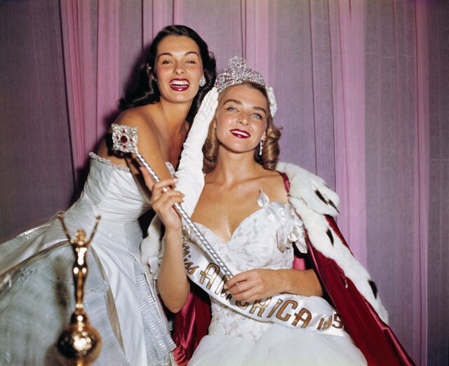 Yolande Betbeze crowning Colleen Kay Hutchins Miss America 1952