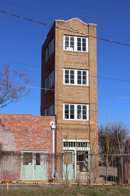 Newby-McMahon Building, c. 1919, also known as the ‘Worlds Littlest Skyscraper’. Wichita Falls, Texas. Photo by Travis K. Witt CC BY-SA 4.0