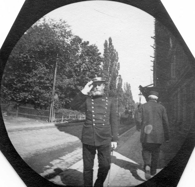 Norwegian officer Per Schjelderup Nissen in a Kristiania (Oslo) street. Photographed through a ‘spy camera’ by Carl Størmer. Photo by Carl Størmer – Oslo Museum CC BY-SA 3.0