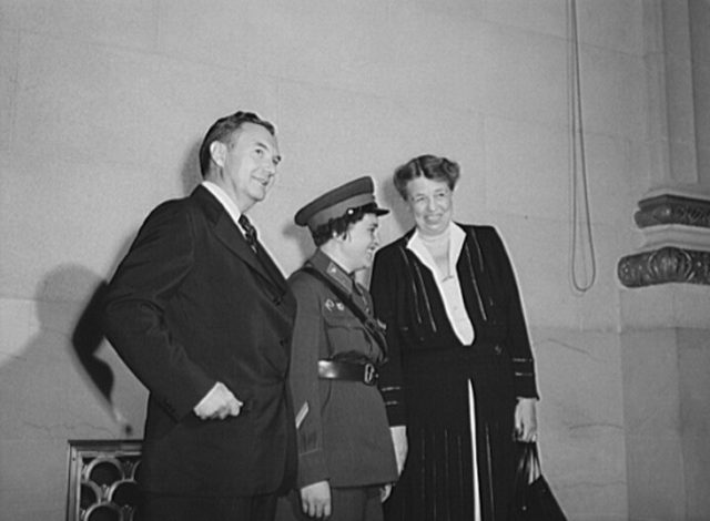 Pavlichenko (center) with Justice Robert Jackson (left) and first lady Eleanor Roosevelt in Washington, D.C.
