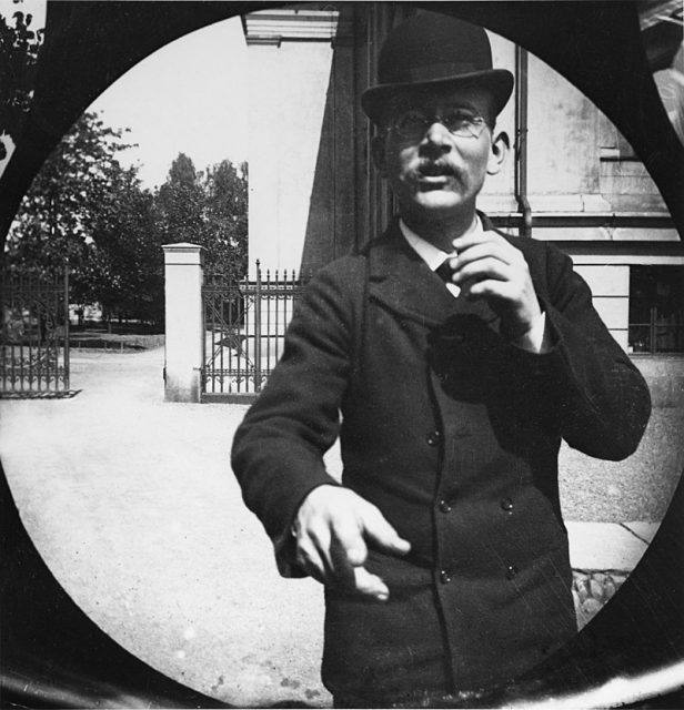 Professor Kristian Birkeland photographed with a spy camera outside the university, Kristiania (Oslo), Norway. Photo by Carl Størmer – Oslo Museum CC BY-SA 3.0