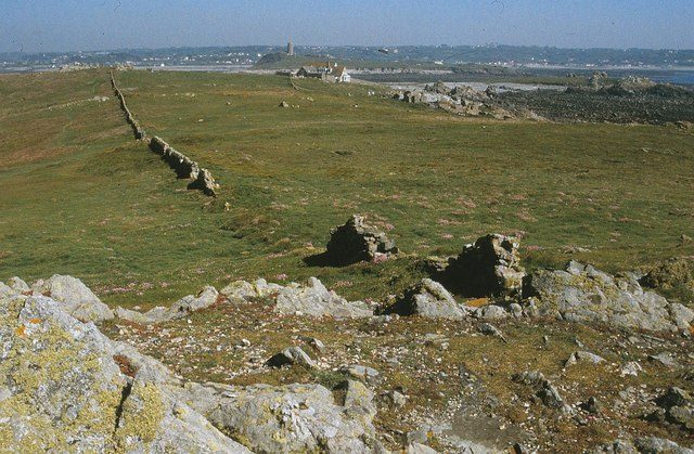 The remains of walls on Lihou. Photo by Derek Harper CC BY-SA 2.0