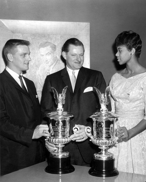 Rudolph receiving a Fraternal Order of Eagles Award with Roger Maris (left). Photo by Tomtom CC BY-SA 3.0