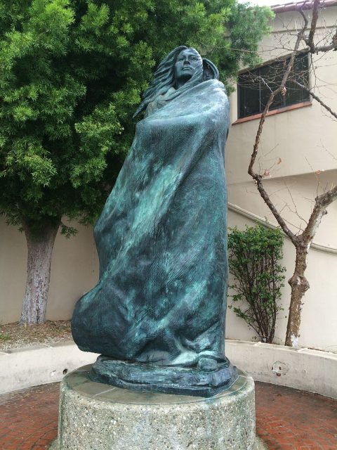 Statue of Juana Maria and child in Santa Barbara, California, at the intersection of State Street & Victoria Street. Photo by Babbage CC BY-SA 3.0