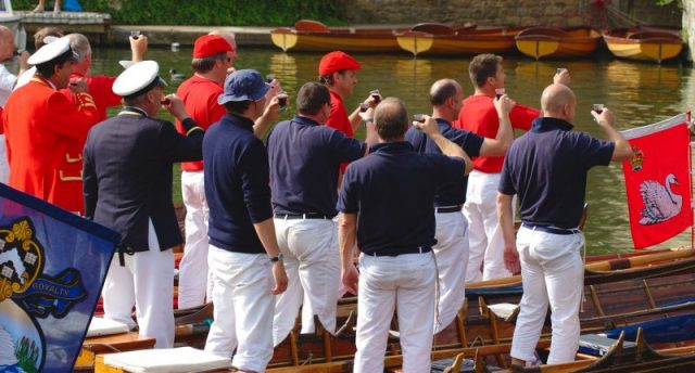 Swan uppers toasting the Queen during 2011 Swan Upping, at Abingdon. Photo by Jun CC BY-SA 2.0