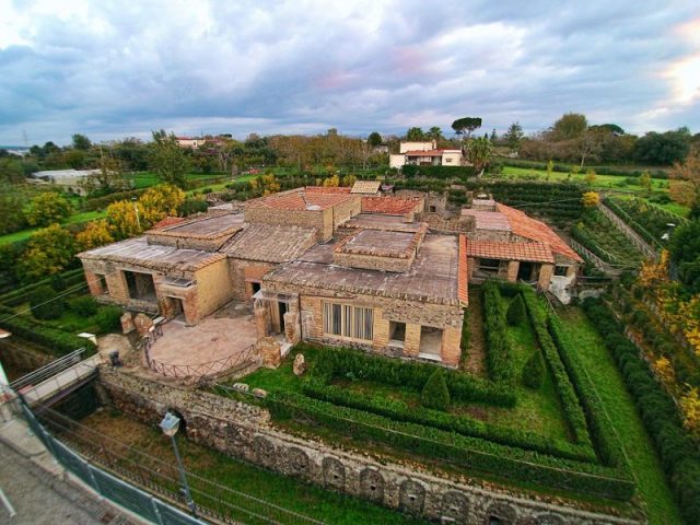 Villa of the Mysteries in Pompeii seen from above. Photo by ElfQrin CC BY-SA 4.0