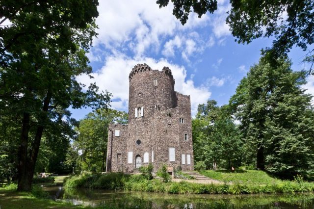 “Ruined” castle built by Prince Charles of Hesse-Kassel in the park at Wilhelmsbad, venue for the last convent of the Strict Observance. Photo by Sven Teschke CC BY SA 3.0