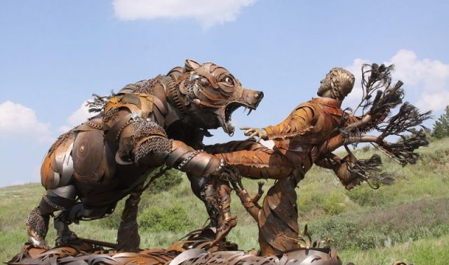 This life-size Hybrid Metal Art sculpture features Hugh Glass being mauled by a Grizzly Bear. Photo byJohn Lee Lopez CC BY-SA 4.0