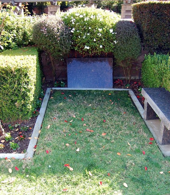 George C. Scott grave at Westwood Village Memorial Park Cemetery in Brentwood, California. Photo by Meribona CC BY SA 3.0
