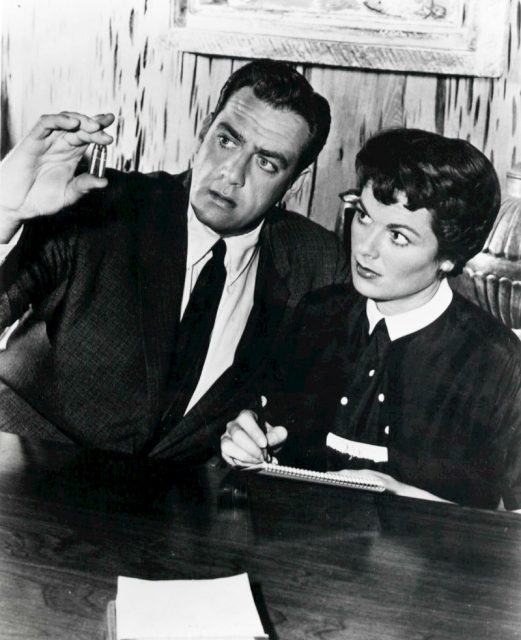 Perry Mason (Raymond Burr) and Della Street (Barbara Hale) in “The Case of the Corresponding Corpse” (1958).
