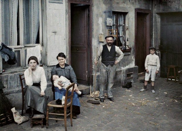 A family in the Rue du Pot de Fer, Paris, France. Autochrome from Albert Kahn’s Les Archives de la planète.