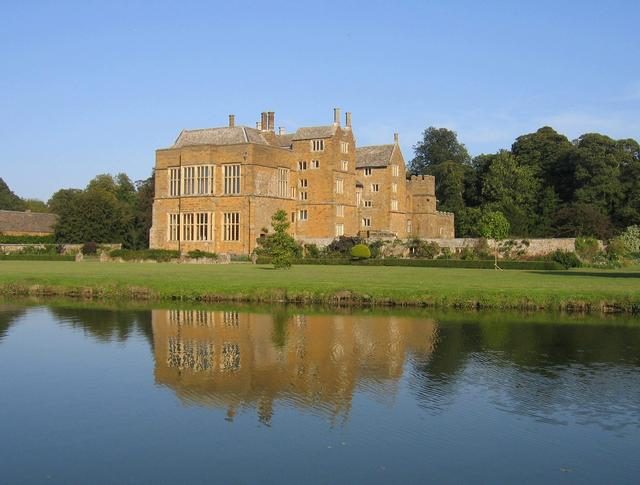 Broughton Castle. Photo by David Stowell CC BY-SA 2.0