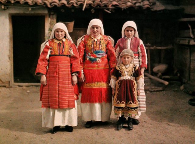 Сhildren in traditional costumes from Macedonia, 1913.