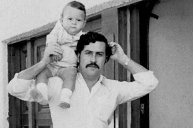 Juan Pablo Escobar and his father in 1977. Photo by https://www.elconfidencial.com CC BY SA 4.0