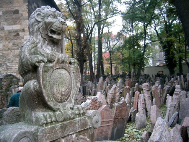 Lion herald on the gravestone of Hendl Bassevi, in the Old Jewish Cemetery of Prague. Photo Andreas Praefcke CC BY 3.0