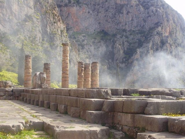 Modern photograph of the ruins of the Temple of Apollo at Delphi. Photo by Laslovarga CC BY-SA 3.0