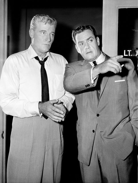 Paul Drake (William Hopper) and Perry Mason (Raymond Burr).
