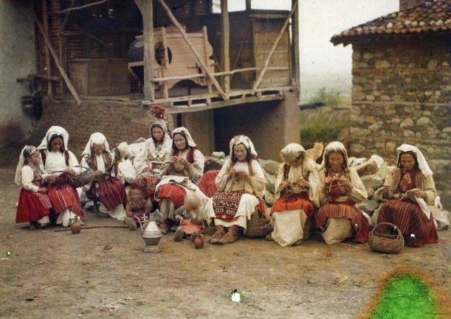 Serb women in festive dress, near Prizren. Autochrome by Auguste Léon, May 9, 1913. From the collection of Musée Albert-Kahn.