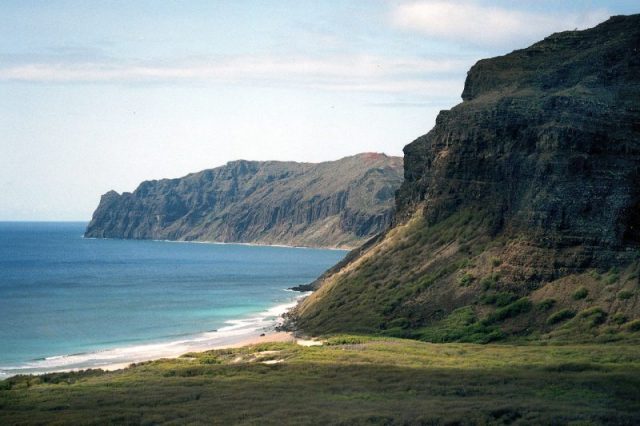 View of the rugged cliffs of windward Niʻihau (the northeastern shore). Photo by Polihale i CC BY-SA 3.0