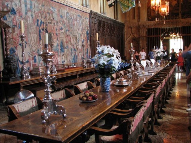 Hearst Castle dining room. Photo by Bernard Gagnon CC BY-SA 3.0