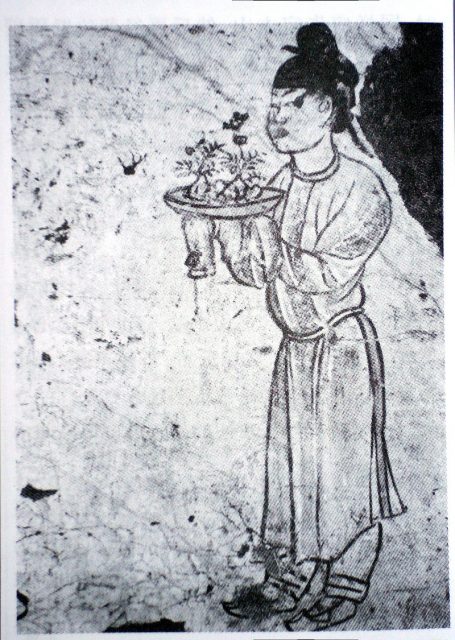 The earliest illustration of a penjing is found in the Qianling Mausoleum murals at the Tang-dynasty tomb of Crown Prince Zhanghuai, dating to 706