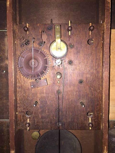 A wooden gear shelf clock movement made by Eli Terry, 1825. Photo by Tom Vaughn CC BY-SA 4.0