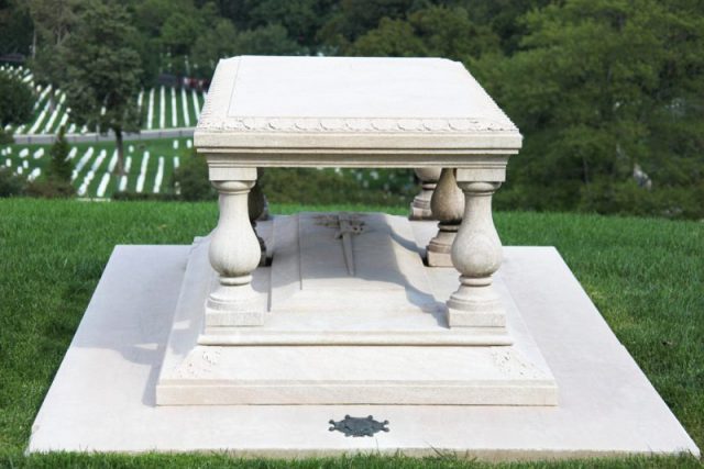 Tomb of L’Enfant at Arlington National Cemetery. Photo by Tim Evanson CC BY-SA 2.0