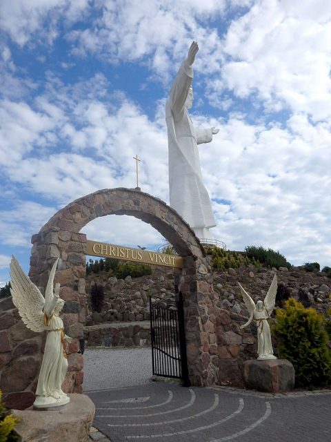 The entrance gate to the Christ the King Statue in Świebodzin, 2015. Photo by Dominikosaurus CC BY-SA 4.0