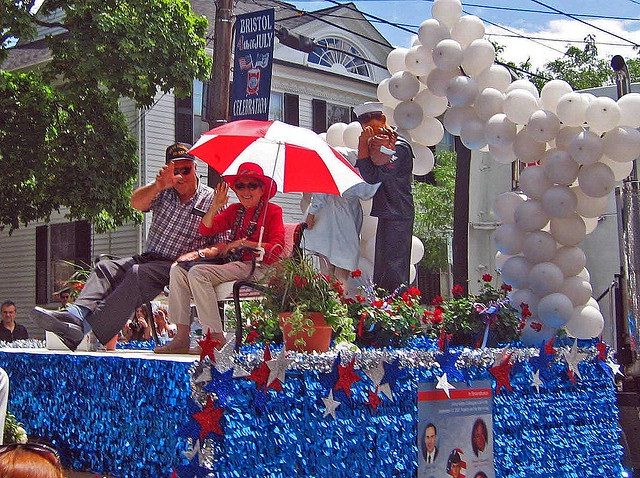George Mendonsa and Greta Friedman, guests of honor at the Bristol, Rhode Island, July 4th parade in 2009. Photo by Josh23 CC BY-SA 3.0