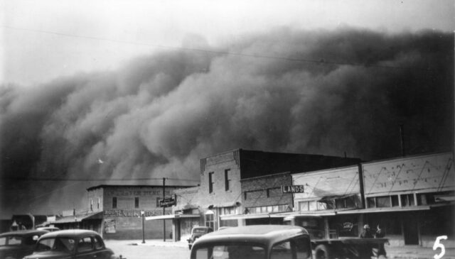 A dust storm approaching the town of Elkhart in Kansas