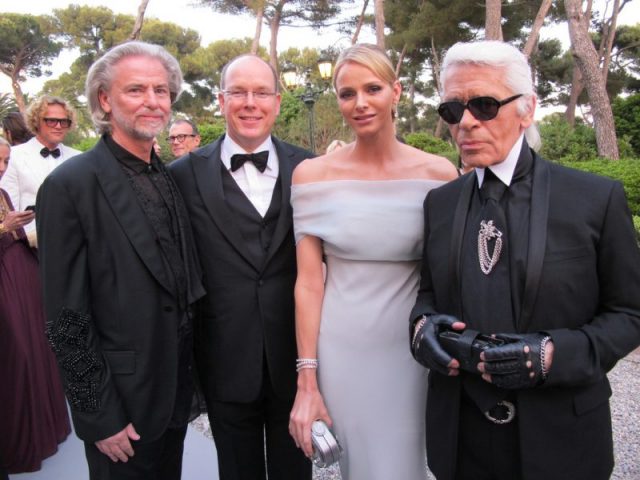 Lagerfeld with Hermann Bühlbecker, Prince Albert II and Princess Charlene of Monaco (2011). Photo by get noticed communications CC BY-SA 2.0