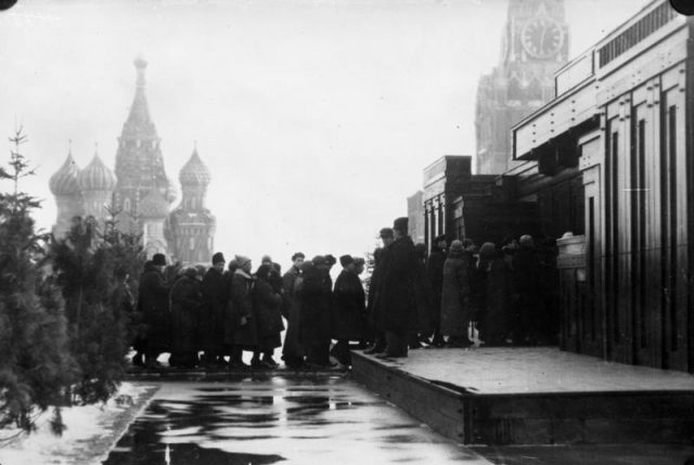 The wooden version of Lenin’s Mausoleum, March 1925. Photo by Bundesarchiv, Bild 102-01169 / CC-BY-SA 3.0