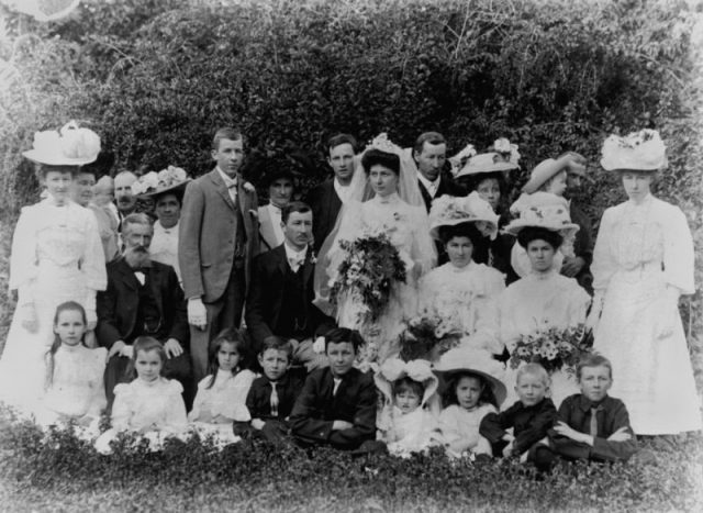 Williams-Mills wedding party, Mackay, 1908
