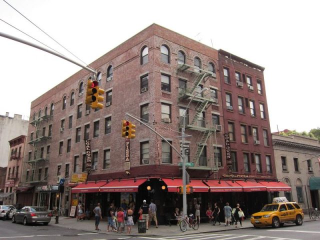 Lombardi’s Pizza, 32 Spring Street, Manhattan, New York. Photo by Leonard J. DeFrancisci CC BY-SA 3.0