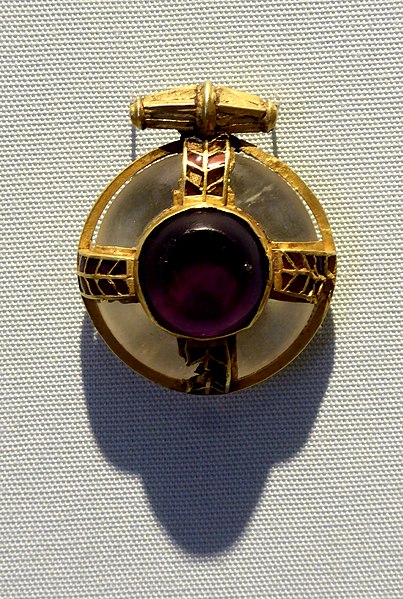 Anglo-Saxon Pendant from Stretham in the Cambridge University Museum of Archaeology and Anthropology. Photo by Ethan Doyle White CC BY SA 4.0