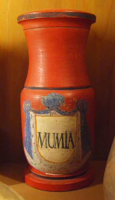 Apothecary vessel of the 18th century with inscription MUMIA. Photo by Bullenwächter CC BY-SA 3.0