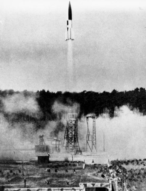 A V-2 launched from Test Stand VII in summer 1943. Photo by Bundesarchiv, Bild 141-1880 / CC-BY-SA 3.0