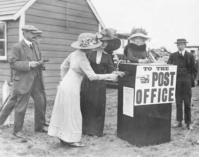 people lined up to send airmail in 1911