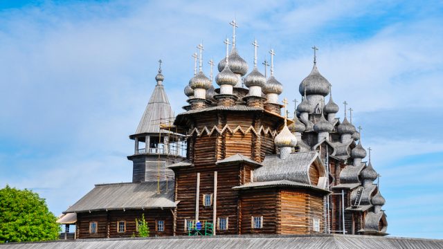 Built in 1794, it is a church of the “octagonal prism on a cube” type