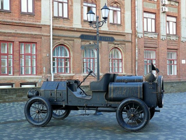 A photo of a sculpture of Scipione Borghese’s ITALA 35/45 HP car on Spasskaya Street in Kirov, Russia. Photo by Елена и Эдуард Гурины CC BY-SA 4.0