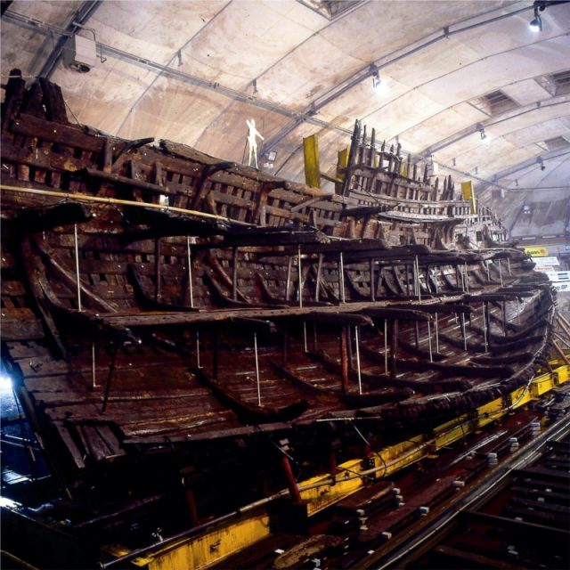 The remains of the Mary Rose’s hull. All deck levels can be made out clearly, including the minor remnants of the sterncastle deck. Photo by Mary Rose Trust CC BY-SA 3.0