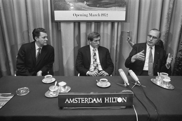 Bobby Fischer (middle) at the Hilton Hotel in Amsterdam, with FIDE chairman Max Euwe (right) and director of the American chess federation Ed Edmonson (left)