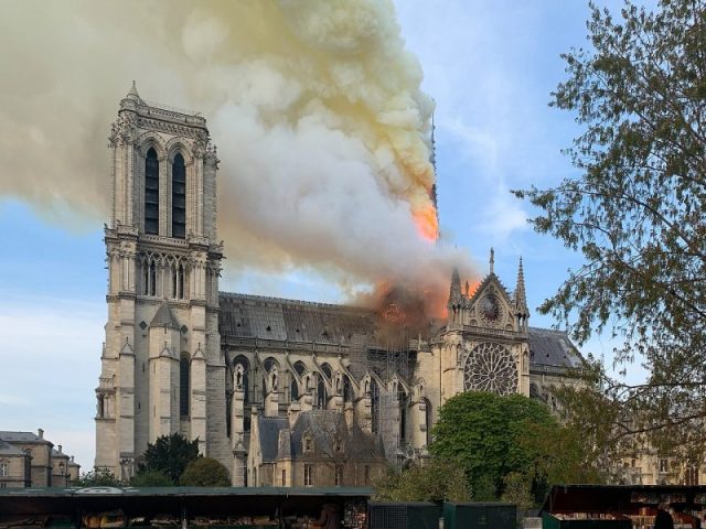 The fire at an early stage, viewed from the south. Photo by Wandrille de Préville CC BY-SA 4.0