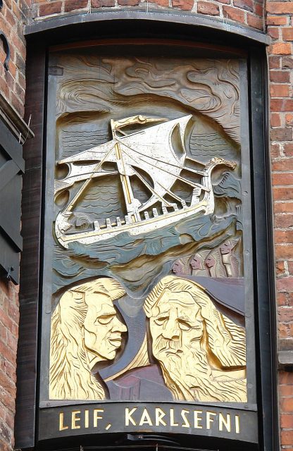 Das Haus des Glockenspiels in Bremen, Germany. Leif Erikson and Thorfinn Karlsefni feature on one of ten panels depicting famous seafarers and aviators by Bernhard Hoetger, 1934. Photo by Bernhard Hoetger CC BY-SA 2.0 de