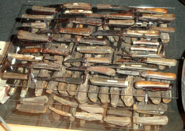 A collection of knives at the museum (Photo Credit: Daderot / Wikimedia Commons / Public Domain)