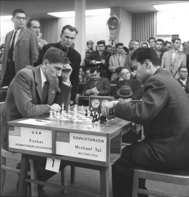 Fischer aged 17 playing 23-year-old World Champion Mikhail Tal in Leipzig. Photo by Bundesarchiv, Bild 183-76052-0335 / Kohls, Ulrich / CC-BY-SA 3.0